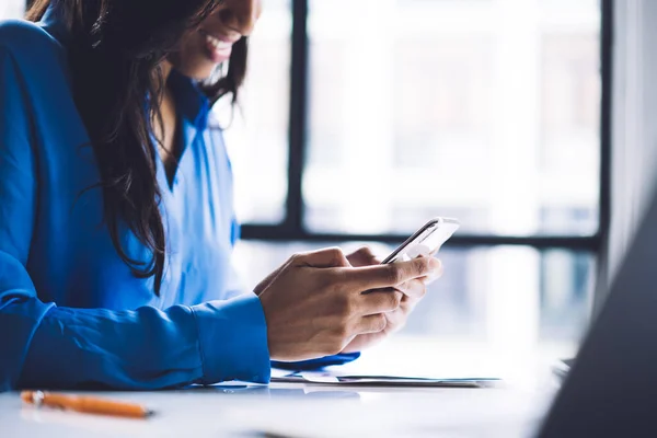 Beskär Glada Långhåriga Och Eleganta Afroamerikanska Affärskvinna Surfa Mobiltelefon Sitter — Stockfoto