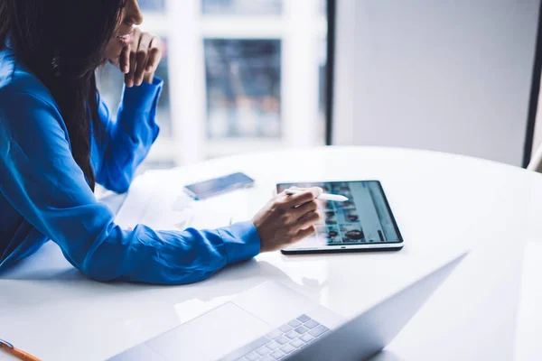 Crop Side View Elegant Afro Amerikaanse Vrouw Browsing Tablet Met — Stockfoto