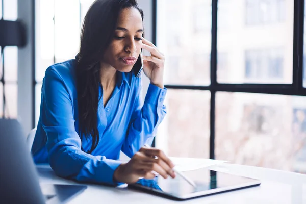 Atenta Mujer Afroamericana Seria Camisa Formal Que Tiene Llamada Teléfono — Foto de Stock