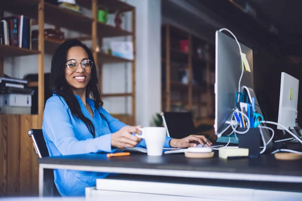 Mujer Negocios Afroamericana Sonriente Con Elegante Camisa Azul Anteojos Trabajando — Foto de Stock