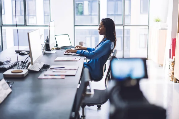 Side View Serious Ethnic Female Manager Recording Office Life Tripod — Stockfoto