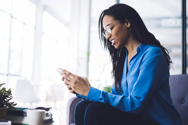 Vista Lateral Una Mujer Adulta Afroamericana Sonriente Vestida Con Ropa — Foto de Stock