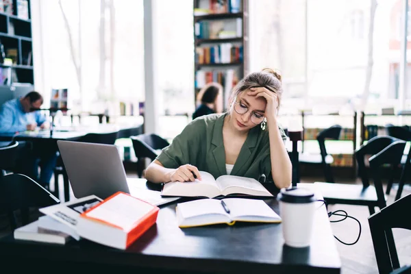 Estudiante Femenina Enfocada Concentrada Gafas Leyendo Libro Texto Preparándose Para — Foto de Stock