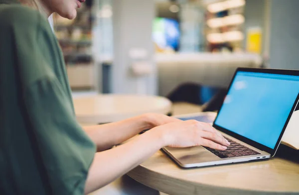 Zijaanzicht Van Vrouwelijke Freelancer Zitten Aan Tafel Typen Laptop Met — Stockfoto