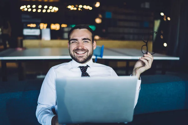 Retrato Contable Caucásico Alegre Guiño Sonriendo Cámara Durante Proceso Trabajo — Foto de Stock