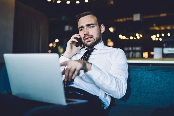 Empresario Masculino Serio Desgaste Formal Que Apunta Pantalla Del Ordenador — Foto de Stock