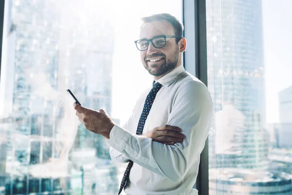 Retrato Media Longitud Del Comerciante Masculino Alegre Camisa Blanca Mirando — Foto de Stock