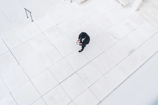 Bovenaanzicht Vanuit Lucht Van Millennial Hipster Man Met Behulp Van — Stockfoto