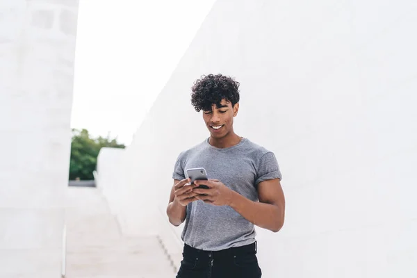 Feliz Guapo Rizado Étnico Adulto Masculino Camisa Gris Navegación Smartphone — Foto de Stock