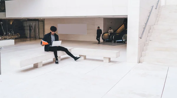 Hombre Traje Casual Usando Portátil Mientras Está Sentado Revisando Archivos — Foto de Stock