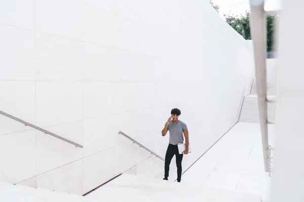 Cool Smiling Ethnic Man Casual Clothes Chatting Smartphone While Walking — Stock Photo, Image