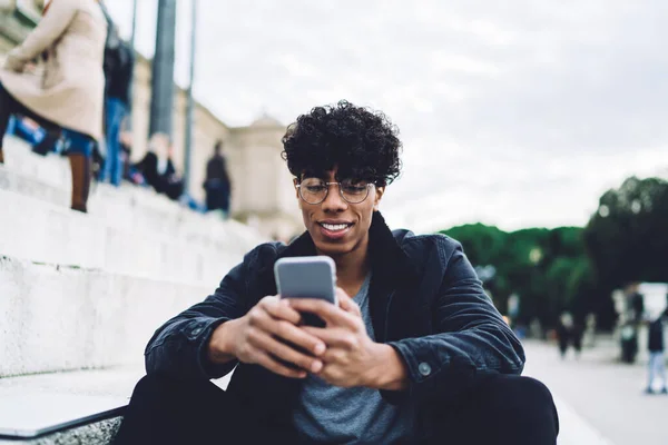 Contenu Jeune Homme Afro Américain Dans Des Vêtements Élégants Avec — Photo