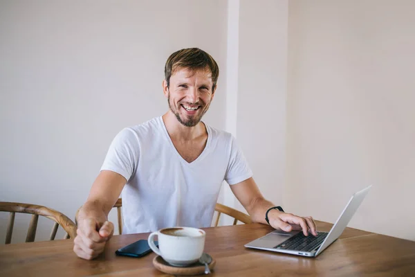 Feliz Hombre Sonriente Camiseta Blanca Sentado Escritorio Con Taza Café — Foto de Stock