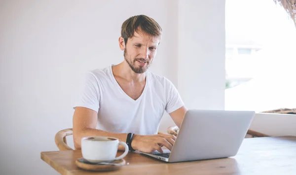 Focado Homem Confiante Pensativo Desgaste Casual Trabalhando Café Com Caneca — Fotografia de Stock