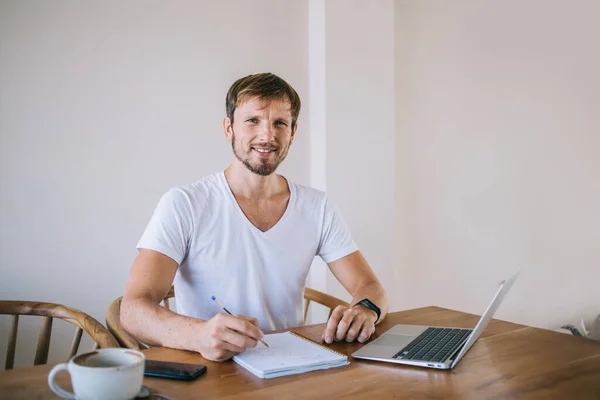 Hombre Casual Adulto Sonriente Positivo Sin Afeitar Escritura Camiseta Cuaderno —  Fotos de Stock