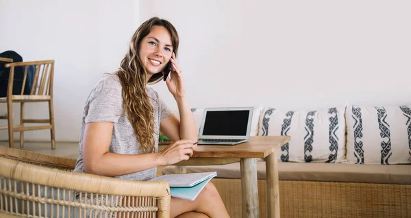 Feliz Jovem Morena Descansando Confortável Gravação Cadeira Notebook Usando Laptop — Fotografia de Stock