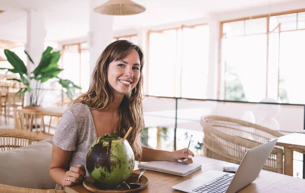 Mujer Joven Bonita Exitosa Camisa Gris Trabajando Escritorio Con Grabación —  Fotos de Stock