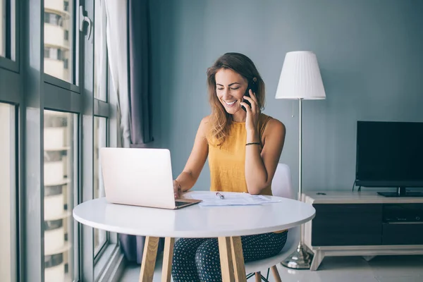 Femme Heureuse Bavarder Avec Les Abonnés Des Réseaux Sociaux Appareil — Photo