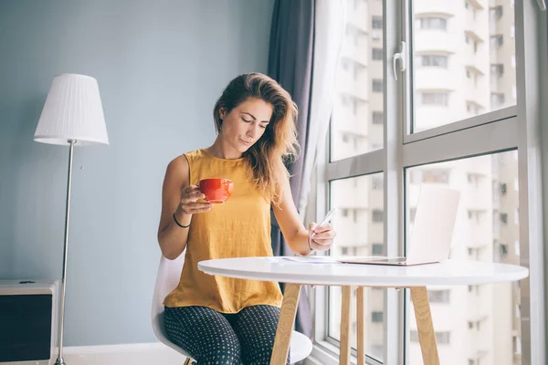 Feminino Preocupado Organização Planejamento Desgaste Casual Para Evento Familiar Enquanto — Fotografia de Stock