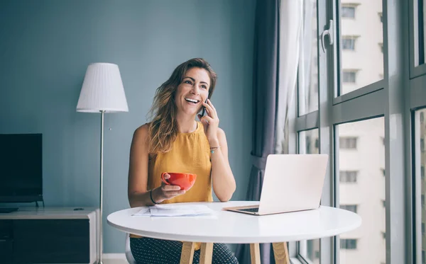 Glad Ung Smal Kvinna Gul Ärmlös Blus Sitter Vid Vitt — Stockfoto