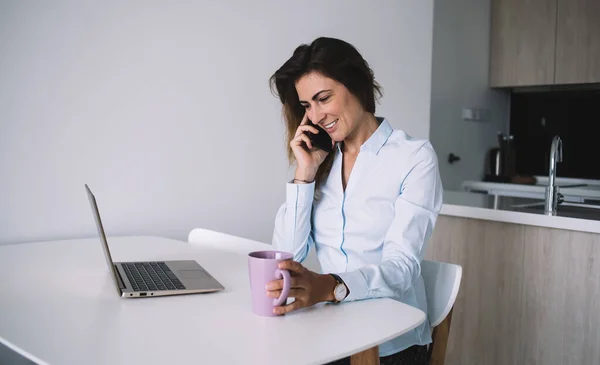 Vuxen Innehåll Kvinna Vit Skjorta Talar Mobiltelefon Med Kopp Kaffe — Stockfoto