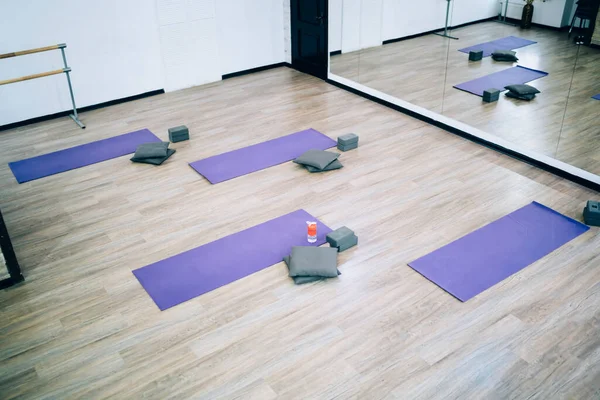 Comfortable Empty Light Gym Mirror Walls Purple Mat Pillows Yoga — Stock Photo, Image