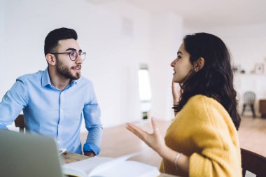 İlgi dolu bir adam, iyimser kadınları dinlerken birlikte oturup iş meselelerini konuşuyor. 