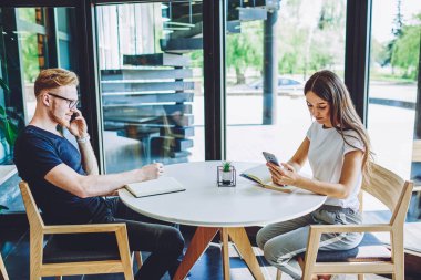 Erkek ve kadın hipsterler organizasyon tezleri yazmak için zaman harcarken, erkek meslektaşlarını danışmanlık için çağırırken, kadın internet sitelerinde bilgi araştırması yapıyor.