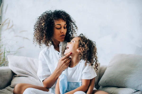 Mulher Étnica Encantador Com Adorável Menina Tanto Ter Cabelos Cacheados — Fotografia de Stock