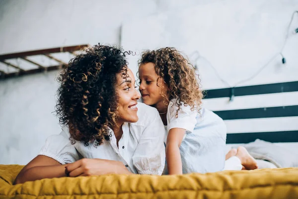 Vacker Kärleksfull Kvinna Med Söt Liten Lockig Dotter Omfamna Och — Stockfoto