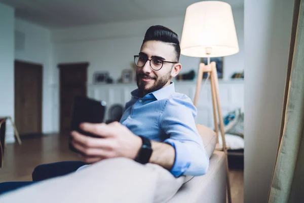 Seitenansicht Des Entspannten Bärtigen Gutaussehenden Typen Runder Brille Mit Smartphone — Stockfoto