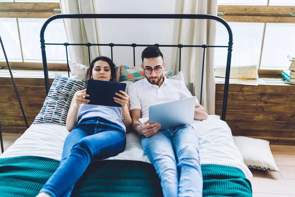 Junges Attraktives Paar Beim Gemeinsamen Ausruhen Heimischen Bett Während Mann — Stockfoto