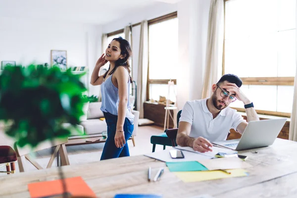 Hombre Trabajo Concentrado Gafas Analizando Problema Operativo Con Novia Casual —  Fotos de Stock