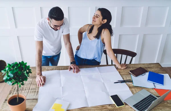 Cima Homem Inteligente Óculos Corrigindo Desenho Com Lápis Enquanto Mulher — Fotografia de Stock