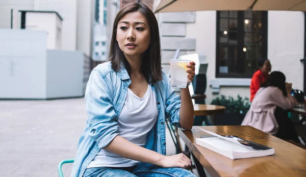 Brunette Aantrekkelijk Aziatische Vrouw Drinken Koud Verfrissend Drankje Weg Kijken — Stockfoto
