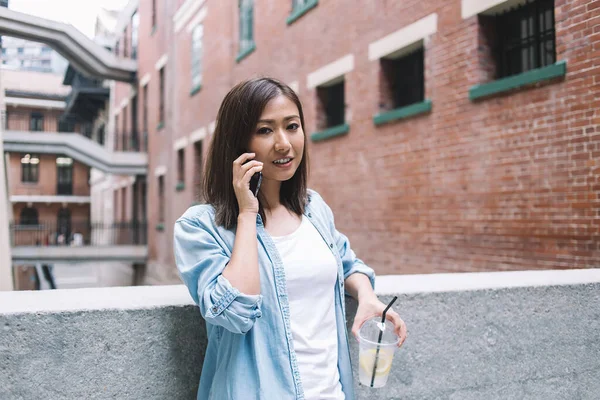 Asiatische Hübsche Frau Jacke Telefoniert Und Trinkt Limonade Während Sie — Stockfoto