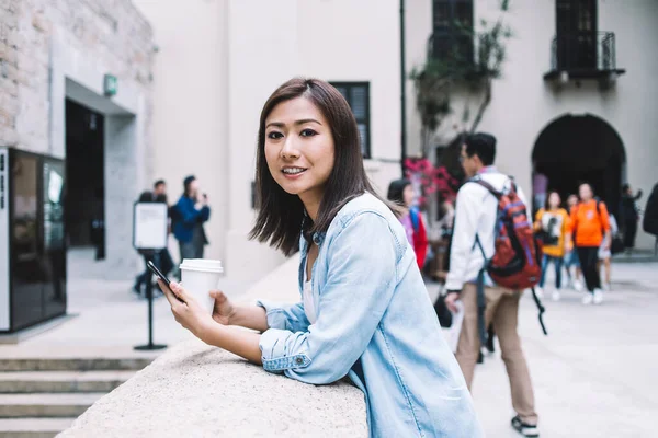 Casual Moda Sonriente Joven Asiática Con Una Taza Café Quitando —  Fotos de Stock