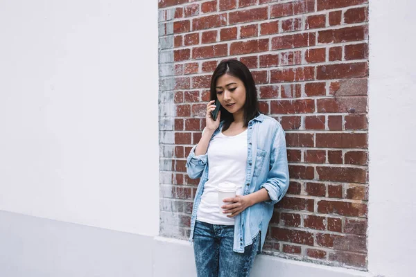 Schöne Hübsche Erwachsene Asiatin Lässiger Kleidung Mit Kaffee Einwegbecher Lehnt — Stockfoto