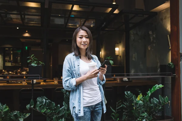 Leende Ung Söt Asiatisk Kvinna Casual Outfit Surfa Smartphone Samtidigt — Stockfoto