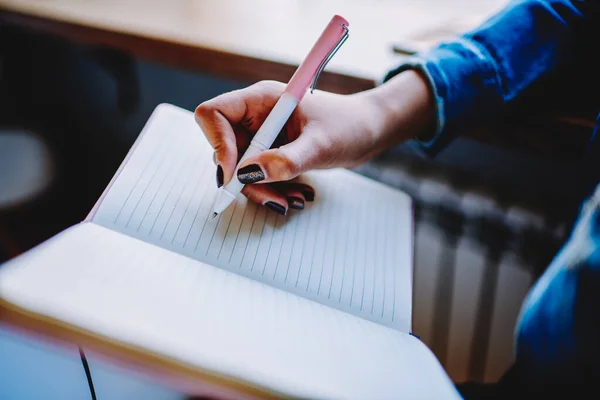 Selektiver Fokus Auf Weibliche Hand Mit Stift Und Seiten Lehrbuch — Stockfoto