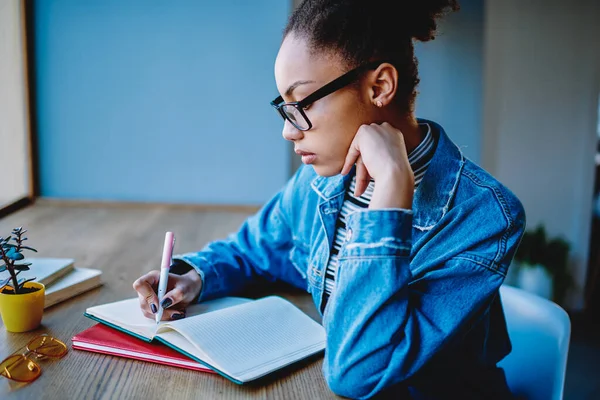 Afrikanische Studentin Die Während Der Prüfungsvorbereitung Der Mensa Der Universität — Stockfoto