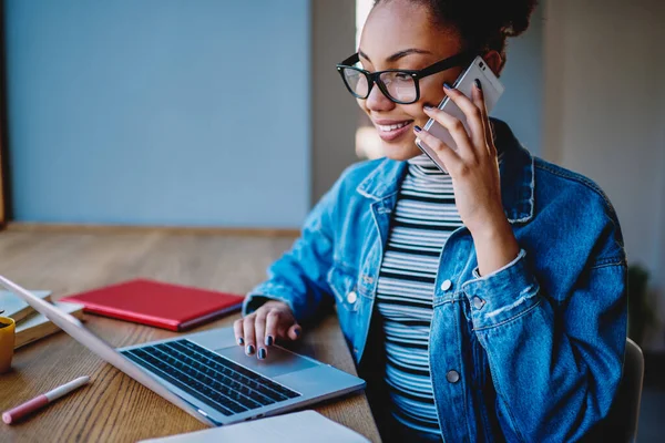 Positive Studentin Brille Sucht Online Kurs Für Das Lernen Der — Stockfoto