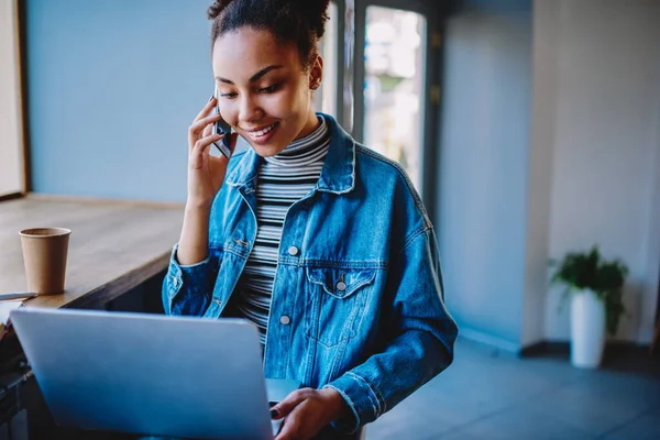 Fröhliches Hipster Mädchen Berät Sich Mit Kundenservice Über Internetverbindung Auf — Stockfoto