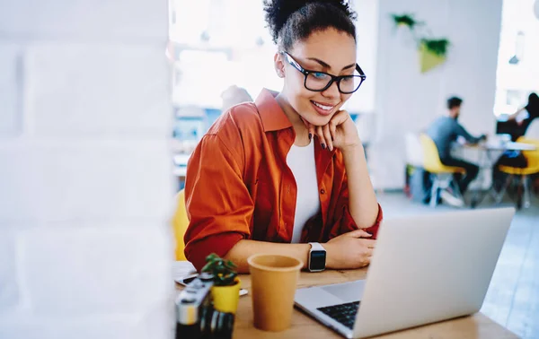 Positivo Menina Hipster Pele Escura Desfrutando Chamada Vídeo Amigável Computador — Fotografia de Stock