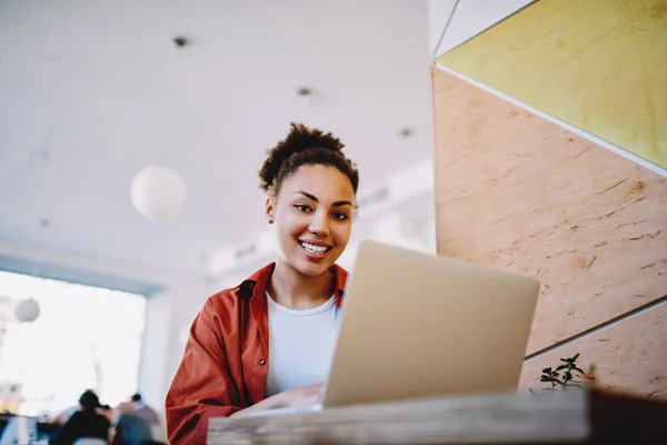 Vrolijke Zwarte Vrouw Zoek Naar Camera Voordat Beginnen Werken Afstand — Stockfoto