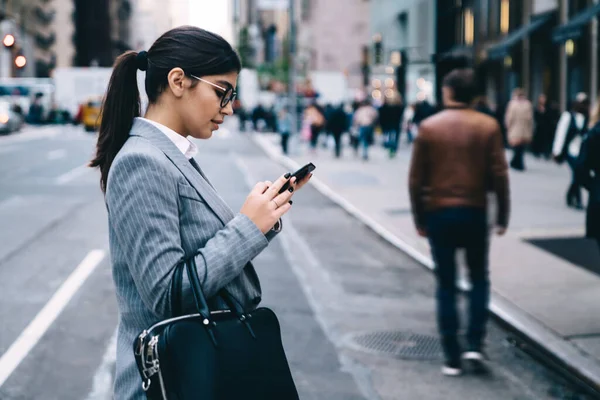 Sidovy Intelligent Kvinnlig Anställd Med Hjälp Mobiltelefon Gadget För Online — Stockfoto