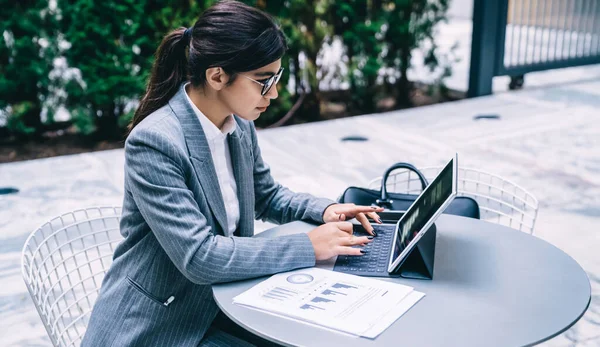 Sidovy Självsäker Koncentrerad Samtida Vacker Vuxen Kvinna Eleganta Kläder Med — Stockfoto