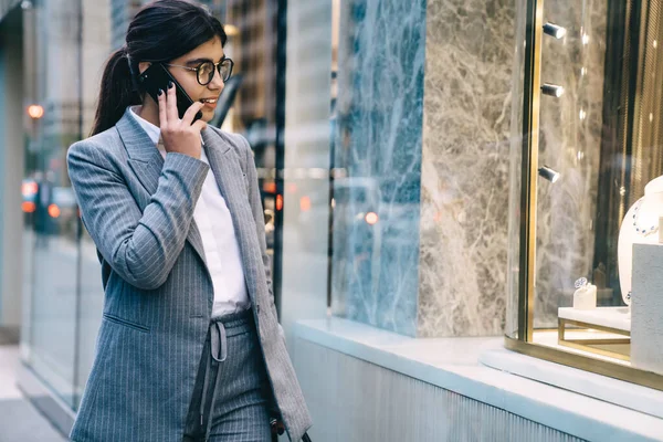 Confien Una Guapa Trabajadora Adulta Traje Ojos Formales Con Pelo — Foto de Stock