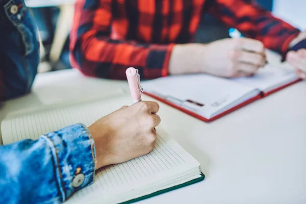 Zugeschnittenes Bild Männlicher Und Weiblicher Hände Beim Schreiben Von Informationen — Stockfoto