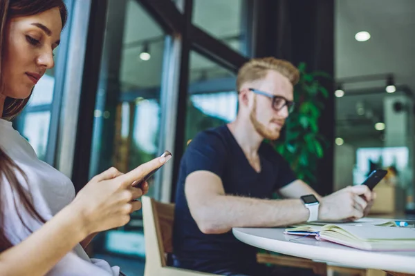 Millennial Mannelijke Vrouwelijke Vriend Typen Tekstberichten Mobiele Applicatie Met Behulp — Stockfoto